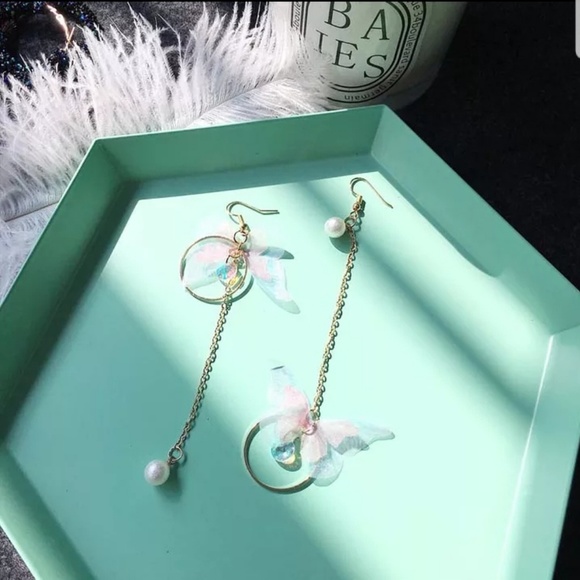 luckyday99 Jewelry - NEW Gorgeous Pearl Butterfly Gold Earrings